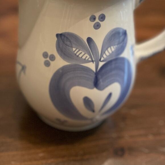 ⭐️ Pier 1 Imports Glass Kitchen Pitcher Sponge Print Rim White Blue Apples - Picture 9 of 12